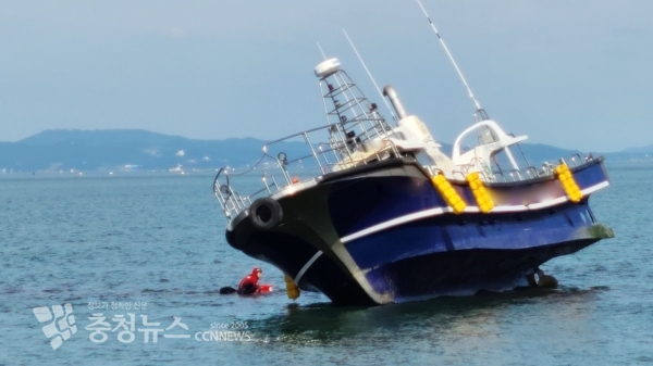 24일 오전 충남 태안군 백사장항 앞 길마도 인근 해상에 낚시어선 A호가 간출암에 좌초돼 해양경찰 구조대원이 구조 및 구난조치에 나서고 있다.  tkwls=태안해양경찰서 제공