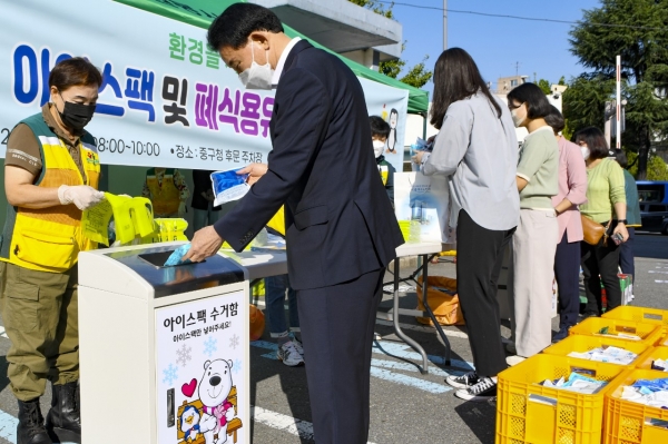 지난 24일 중구청 후문 주차장에서 열린 아이스팩과 폐식용유 수거의 날 행사에 참석한 박용갑 중구청장