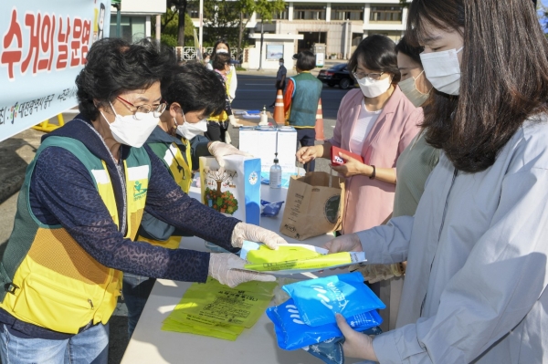 지난 24일 중구청 후문 주차장에서 열린 아이스팩과 폐식용유 수거의 날 행사 진행 모습