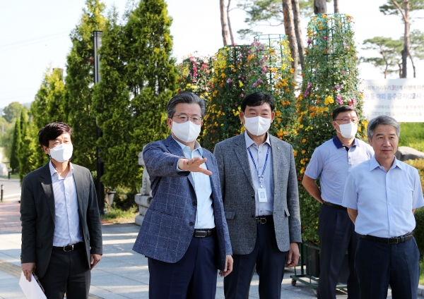 정용래 유성구청장이 지난 24일 유림공원을 방문해 국화전시회 현장점검을 실시하고 있다