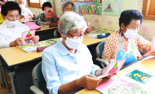 지난 7월 지곡면 대요2리 경로당에서 행복편지를 받은 어르신들 모습