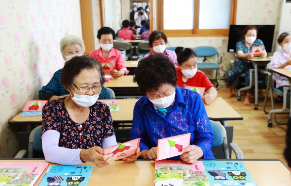 지난 7월 지곡면 대요2리 경로당에서 행복편지를 받은 어르신들 모습