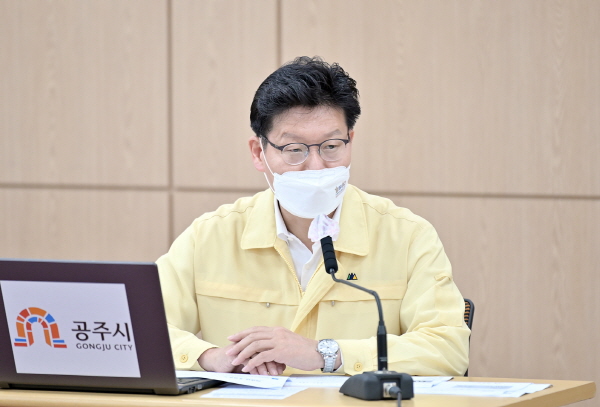 김정섭 공주시장이 공주시 월중업무계획보고회에서 발언하고 있다.