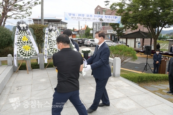 황선봉 군수가 삼학사에 대한 추모를 하고 있다.