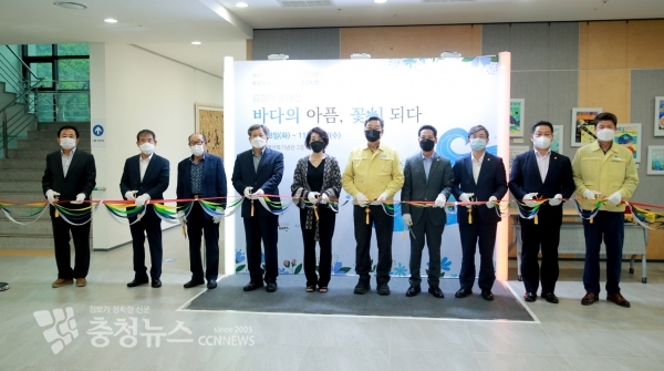 태안군이 지난 28일 유류피해극복기념관에서 특별전시전을 개막했다.