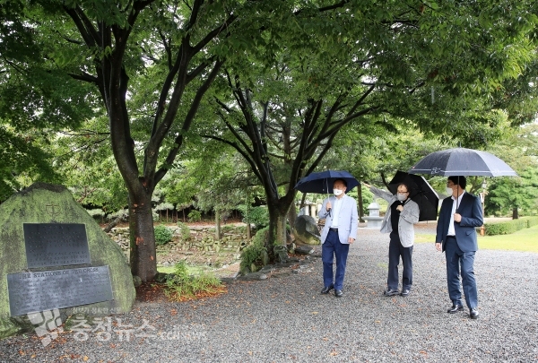 맹정호 서산시장이 29일 윤양수 문체부 종무2담당관을 만나 해미국제성지 세계명소화 추진을 위한 지원을 요청하는 모습