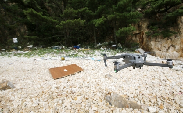 드론길을 활용한 드론 비행 및 해양쓰레기 탐색 모습