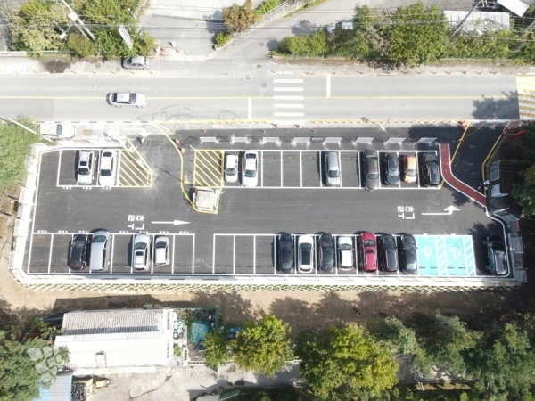 후면 경계에 유휴부지를 활용하여 34면 규모의 주차장 조성