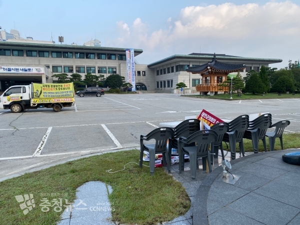 지난 30일 저녁 태안군청이 해양광역쓰레기장 반대위 집회 천막을 철거했다.