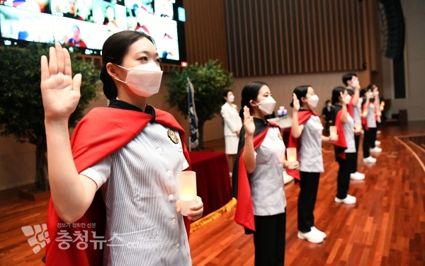 제11회 백석문화대학교 간호학과 나이팅게일 선서식에서 재학생들이 선서를 하고 있다/