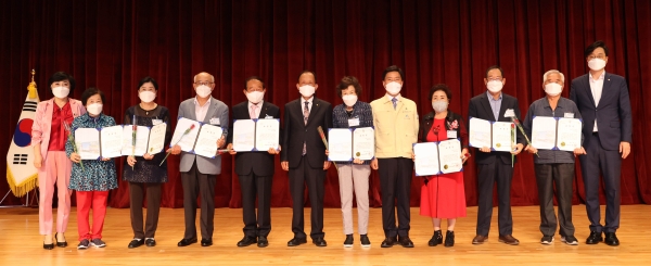 제25회 노인의 날 유공자 표창장 수여 모습