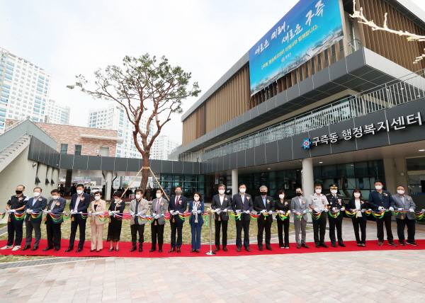 지난 1일 정용래 유성구청장과 이금선 유성구의회의장, 지역 내빈 및 주민 등이 참석해 열린 가운데, 참석 내빈들이 테이프 커팅을 하고 있다