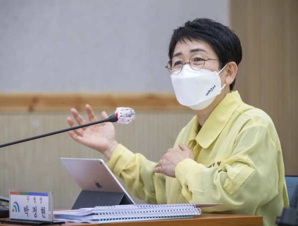 지난 1일 행복영향평가 및 행복기본계획 수립 연구용역 중간보고회를 주재하는 박정현 구청장