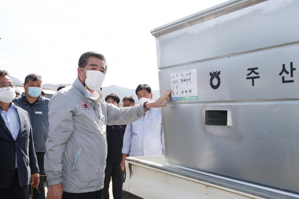 5일 주산면에서 김동일 보령시장, 박장순 주산농업협동조합장 등 관계자가 참여한 가운데 벼 수확 후 수매통에 담는 과정 시연 모습