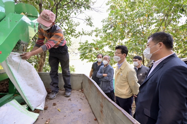 밤 수집기 시연회 참석한 김정섭 시장