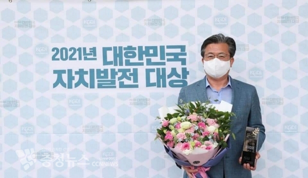 정용래 대전 유성구청장이 (사)한국자치발전연구원이 주최한 2021 대한민국자치발전 대상에서 기초단체장 부문 대상을 수상했다.