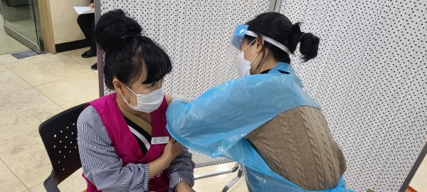 코로나19 예방접종 장면