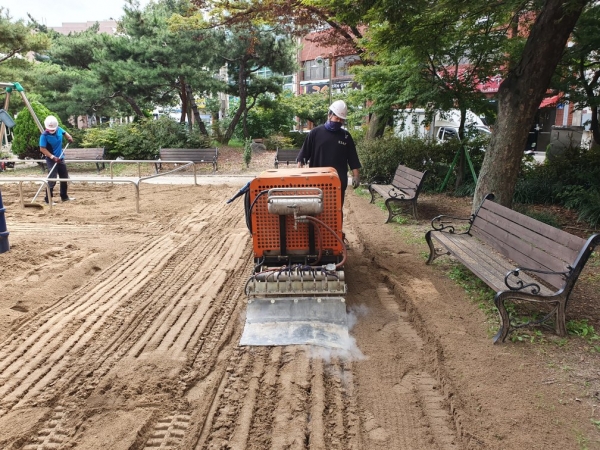 어린이놀이터 모래소독 모습
