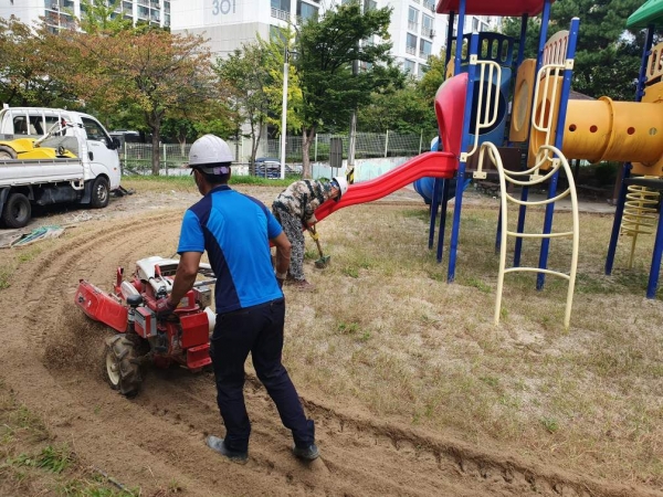 어린이놀이터 모래소독 모습