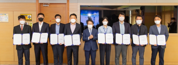 6일 본사에서 열린 ‘WP-디지털 이노베이터’ 임명식에서 박형덕 서부발전 사장(가운데)과 선발된 이노베이터