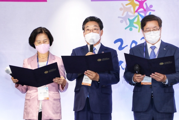 2021 인간도시 수원포럼 현장(가운데 마이크 김홍장 당진시장)