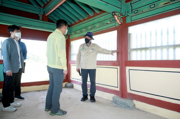 6일 상여 보호각이 있는 안면읍 승언리를 방문한 가세로 태안군수.