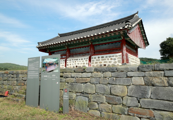 충청남도 문화재자료 제315호로 지정된 ‘태안 승언리 상여’ 보호각