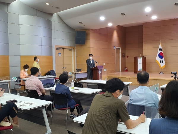 이현기 천안시 서북구보건소장이 6일 대한예방의학회에서 진행하는 감염병관리 고위정책자 교육과정 교육생에게 천안시 우수한 방역 대응 사례를 공유하고 있다.