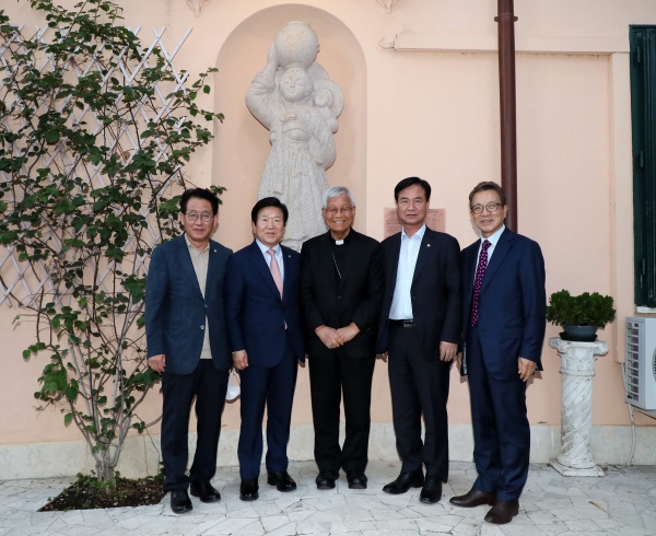 이탈리아를 방문 중인 박병석 국회의장은 6일 (현지시간) 교황청 대사관저에서 유흥식 교황청 성직자성 장관을 만났다.