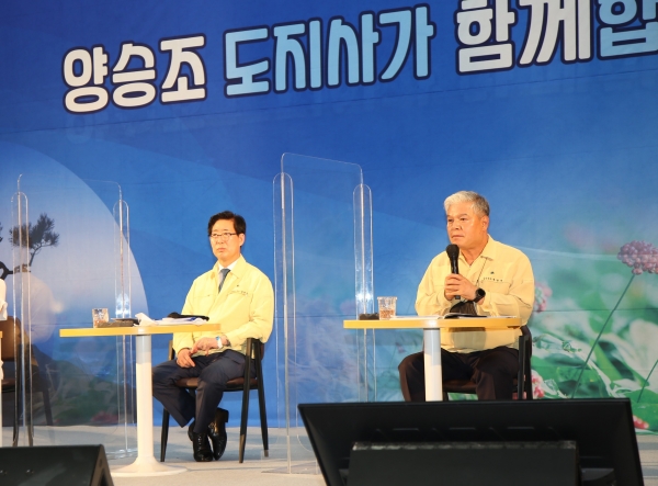 양승조 충남도지사 금산방문, 문정우 군수가 금산~진산 국지도 68호 4차선화, 반다비체육관 예산 지원 등 건의 모습