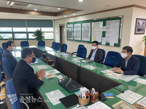 충남도립대 김용찬 총장이 김춘오 교장과 신광철 교감을 만나 최근 발표한 신입생 전학기 무상교육 현황을 설명하고 있다.