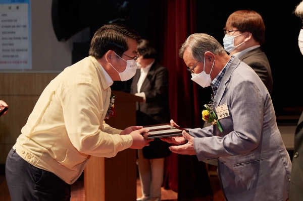 제25회 노인의날 기념행사 표창장 수여 장면