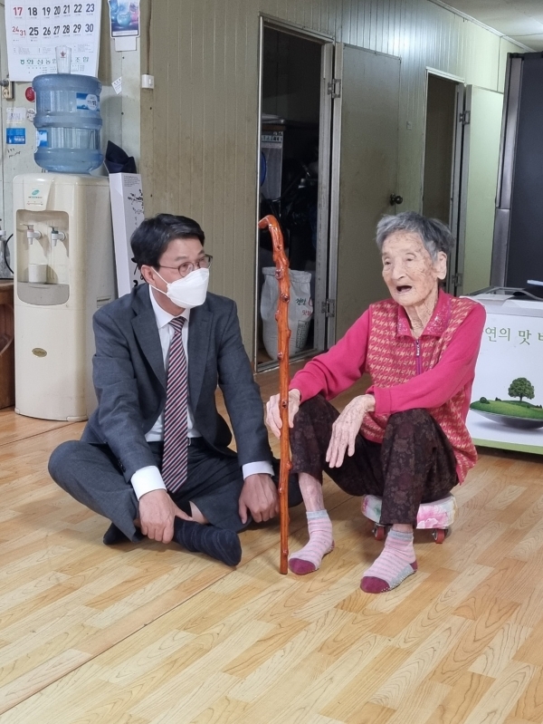 청양군  100세 어르신 두 분에 청려장 전달