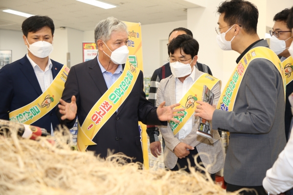 문정우 금산군수가 지난 7일 이마트 에브리데이 서울 이문점에서 열린 금산인삼 소비 판촉 행사에 참석해 인삼 홍보에 나서고 있다.