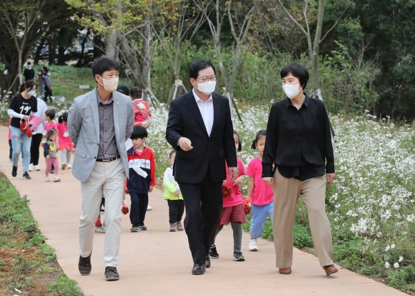 협약 후 장종태 서구청장의 노루벌적십자생태원 안내 모습