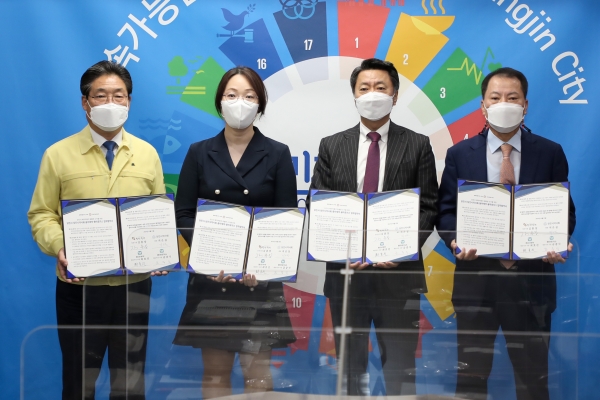 두 번째 사진 왼쪽부터 김홍장 당진시장,  지은실 당진시약사회 회장, 최호진 동아제약 사장, 금중식 용마로지스 사장