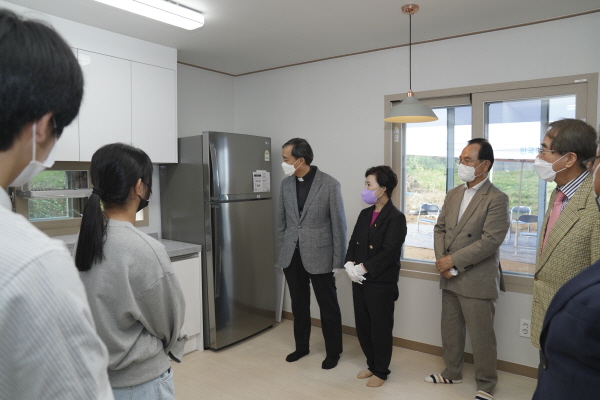 지난 9일 풍세면에서  ‘꿈자람하우스 1호’ 입주식 (내부를 둘러보고 있는 박상돈 시장)