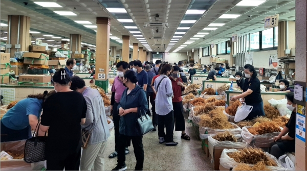 금산인삼 슈퍼위크 마지막 날인 지난 10월 9일 고객들이 금산수삼센터를 방문해 인삼을 구매하고 있다.
