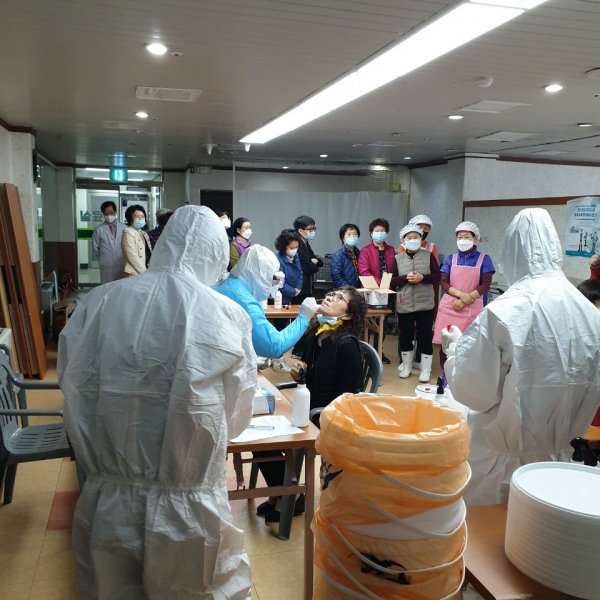 선별진료소 코로나 검사 장면