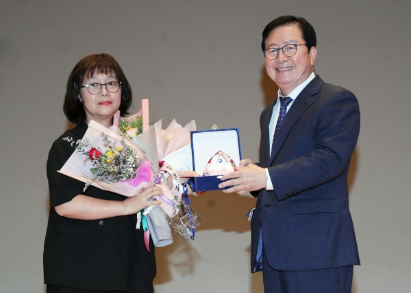 대한민국여성미술대전 대상 수상자(진선미 씨)