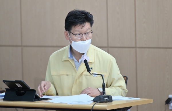 12일 시청 대백제실에서 열린 주간업무보고회를 주재하는 김정섭 시장