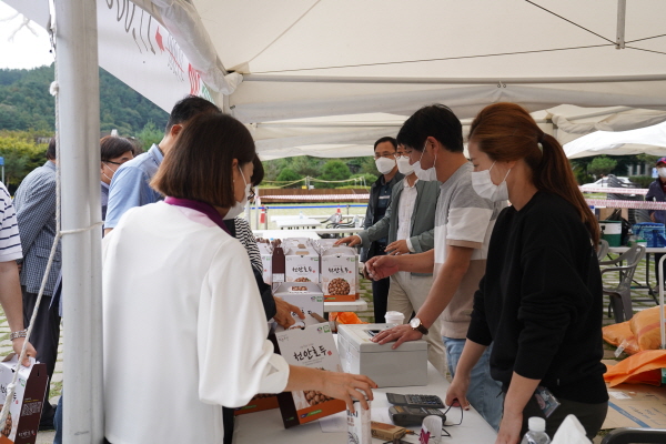 2021 천안호두축제에서 호두를 구입하고 있는 시민들