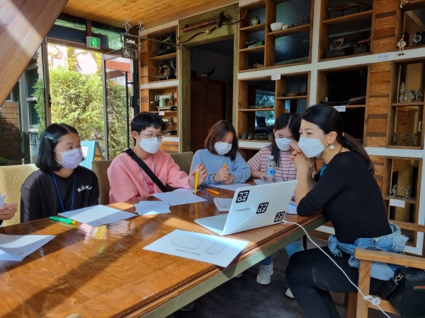 충남세종농협이 개최한 ‘다문화 가정 농촌정착 과정’ 교육에 참가한 청소년들이 진로상담을 받고 있다