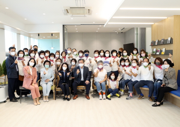 13일 정용래 유성구청장이 유성구 구암평생학습센터에서 열린 커뮤니티공간 ‘청춘엔터’ 개소식 참석 후 5060청춘위원회 운영진 및 내빈들과 기념촬영