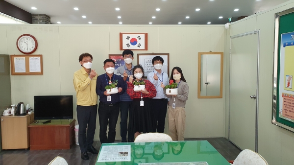 산내동 행정복지센터 멘토가 멘티에게 화분을 전달하는 등 훈훈한 시간을 가졌다