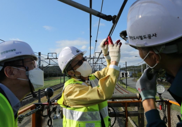 대전도시철도공사 김경철 사장이(사진 가운데) 선로점검용 모터카에 탑승해       전동차에 전기를 공급하는 전차선로를 점검하고 있다.