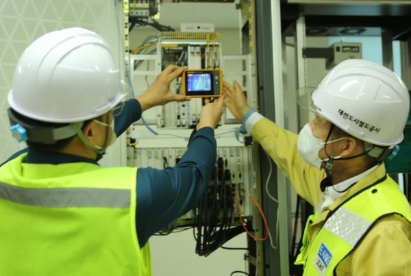 대전도시철도공사 김경철 사장(사진 오른쪽)이 열화상카메라를 활용해 시설물     점검을 실시하고 있다.