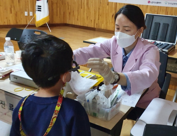 취학 전 어린이 눈 정밀검진 추진(검진 모습)