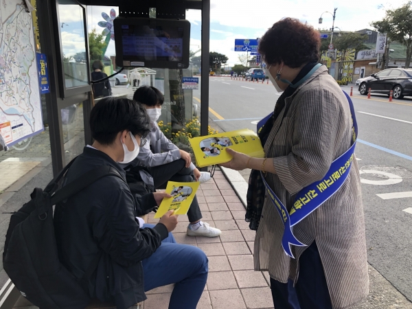 자율안전점검표 배부 장면