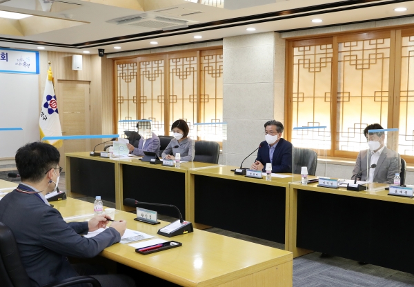 14일 유성구청 중회의실에서  ‘유성형 돌봄’ 방향 모색을 위한 토론회가 개최된 가운데, 토론자들이 열띤 토론 모습